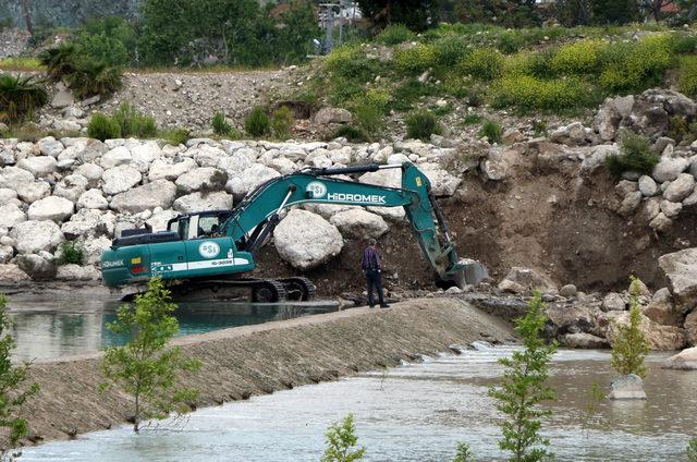 Buse'yi arama çalışmaları sürüyor; acılı baba suyun tahliyesi için taşları elleriyle attı