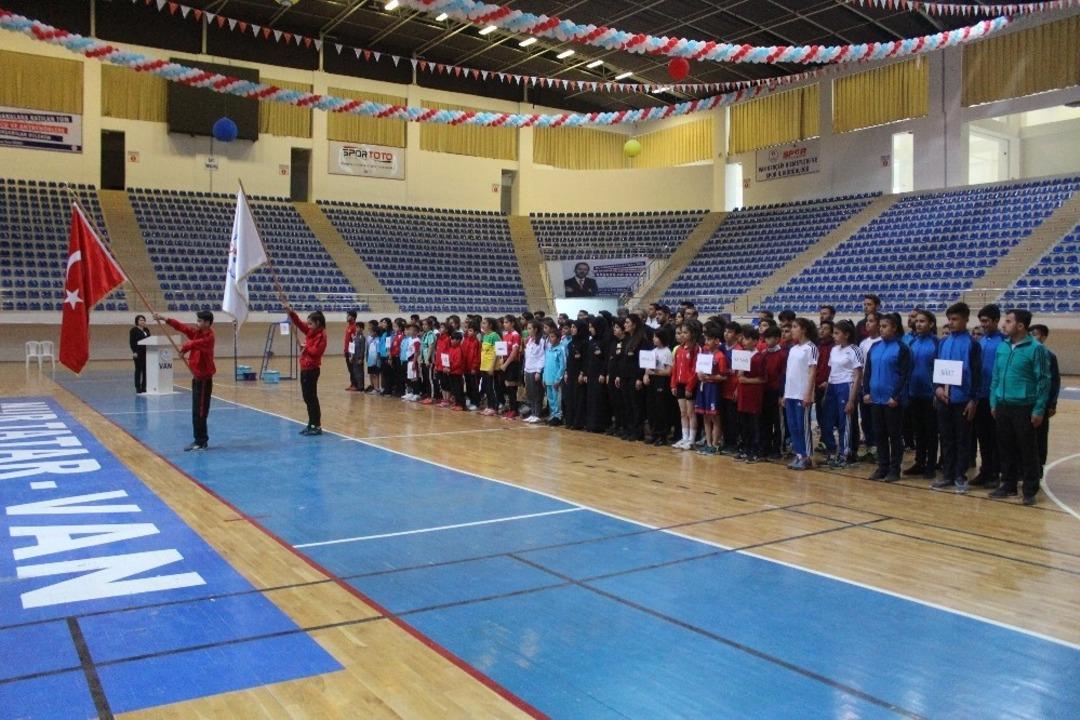 Van&rsquo;da &ldquo;Yıldızlar Badminton Grup M&uuml;sabakaları&rdquo; başladı