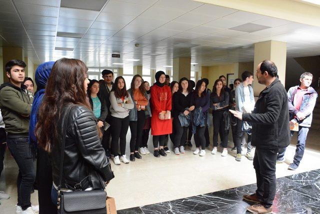 Liseli öğrenciler Düzce Üniversitesi’ni gezdi