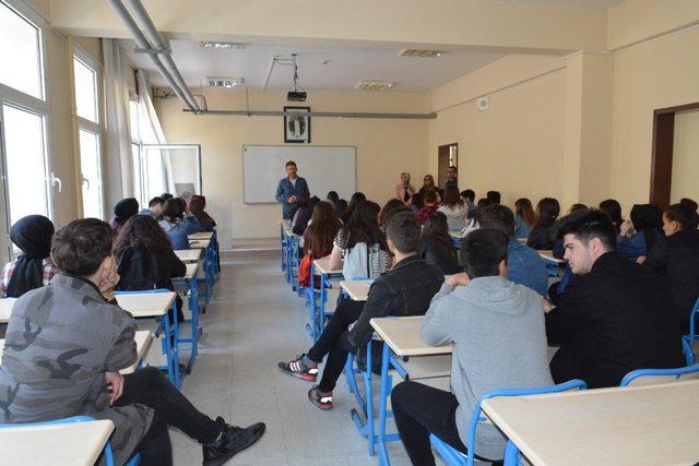 Liseli öğrenciler Düzce Üniversitesi’ni gezdi