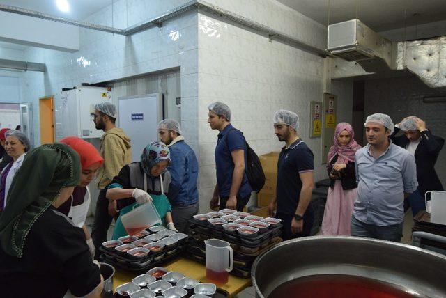 Düzce Üniversitesi öğrencileri açık mutfakta