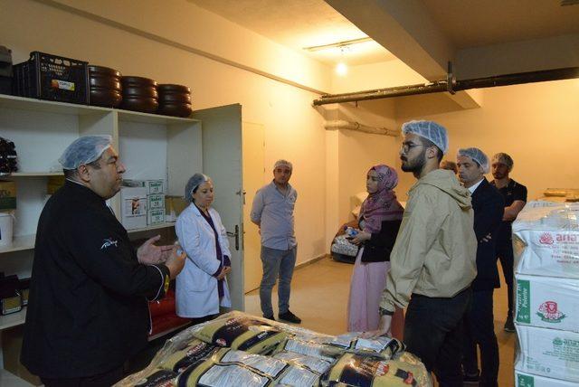 Düzce Üniversitesi öğrencileri açık mutfakta