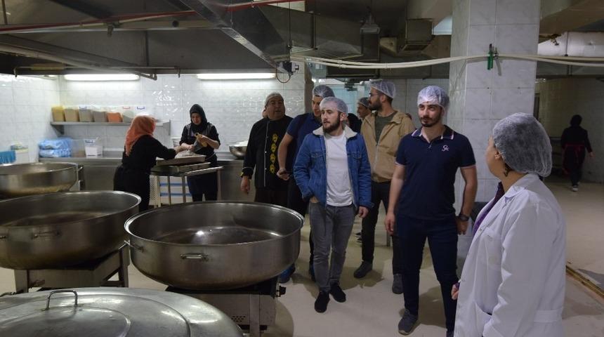 D&uuml;zce &Uuml;niversitesi &ouml;ğrencileri a&ccedil;ık mutfakta