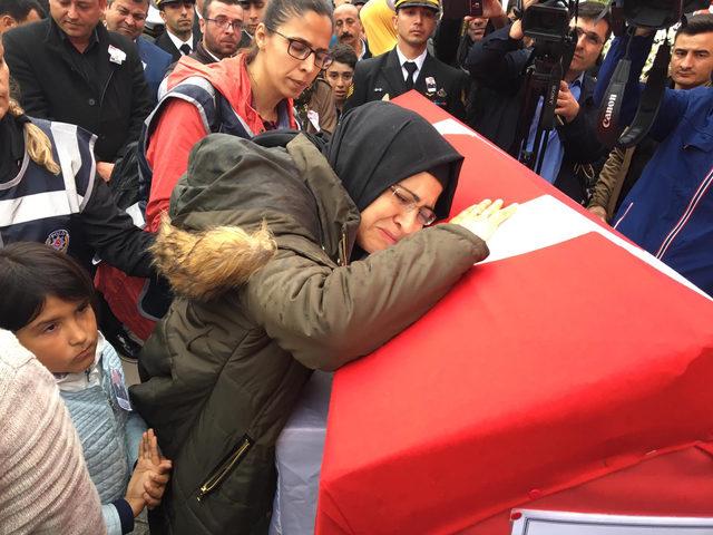 Şehit Astsubay ı, &ccedil;ocukları asker selamıyla uğurladı 1