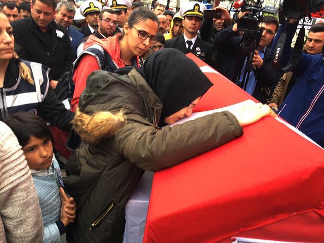 Şehit Astsubay ı, &ccedil;ocukları asker selamıyla uğurladı 2