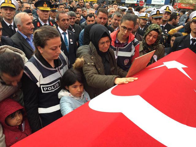 Şehit Astsubay ı, &ccedil;ocukları asker selamıyla uğurladı 3