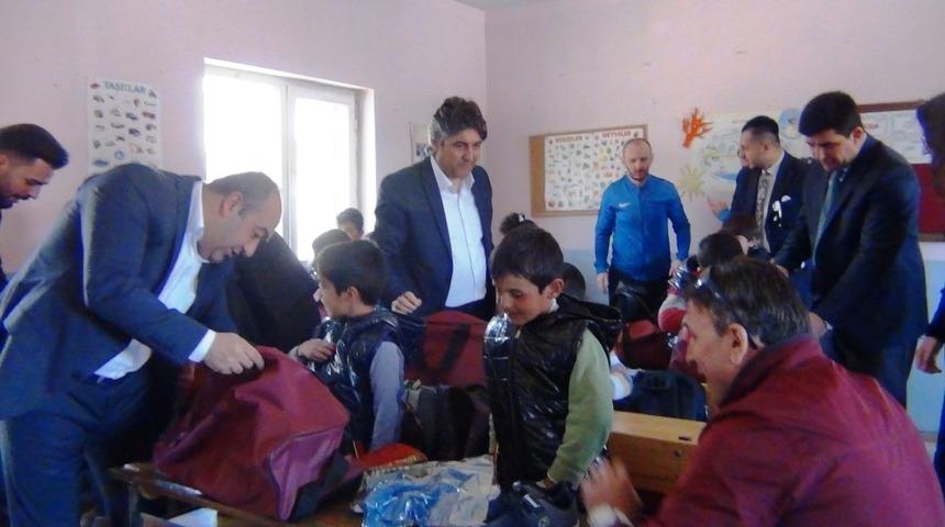 Başkent ticaret liderlerinden &ouml;ğrencilere giyim malzemesi