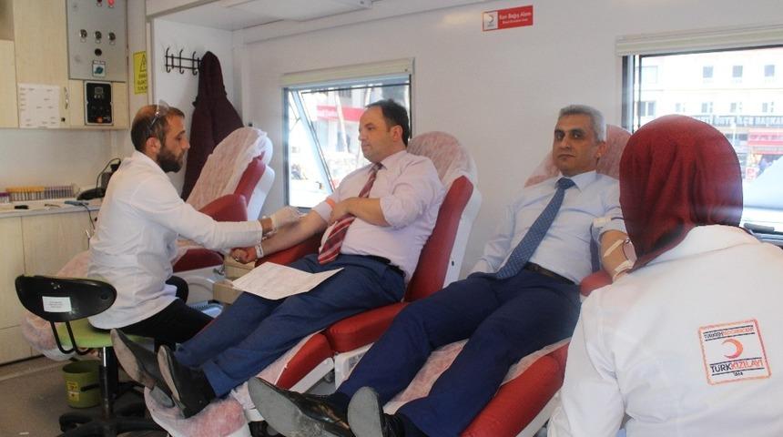 &Ouml;ğrencilerden kan ve k&ouml;k h&uuml;cre bağışına destek