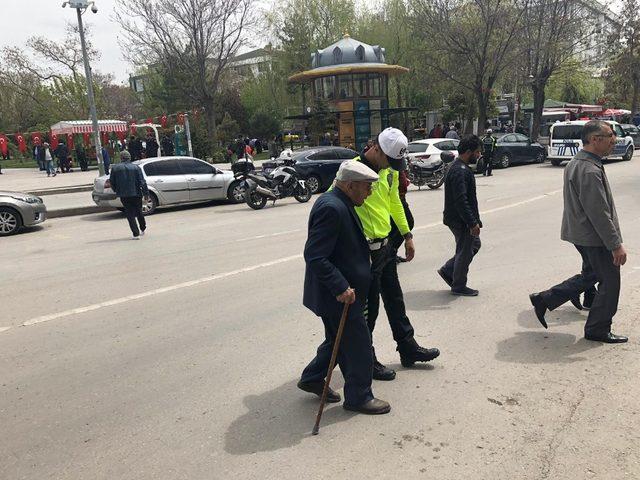 Trafiği düzenliyor, yayalara yardımcı oluyorlar