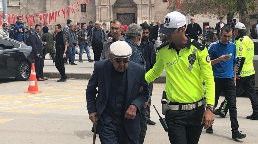 Trafiği d&uuml;zenliyor, yayalara yardımcı oluyorlar