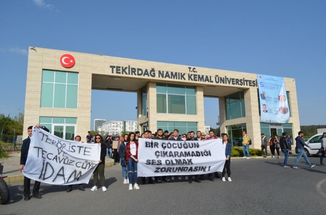 &Uuml;niversiteliler taciz ve istismara karşı sokağa indi