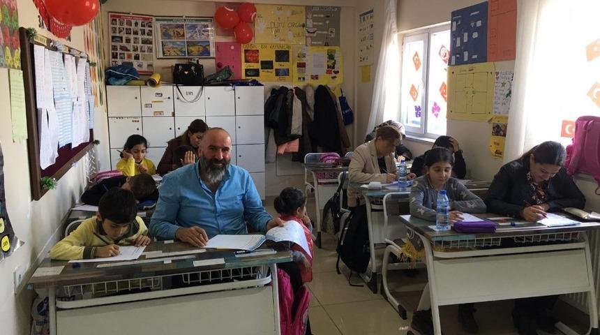 Vali Akbıyık&rsquo;ın kitap okuma &ccedil;ağrısı ses getirdi