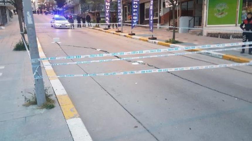 Sokak ve apartmanda çatlaklar oluştu! Cadde trafiğe kapatıldı