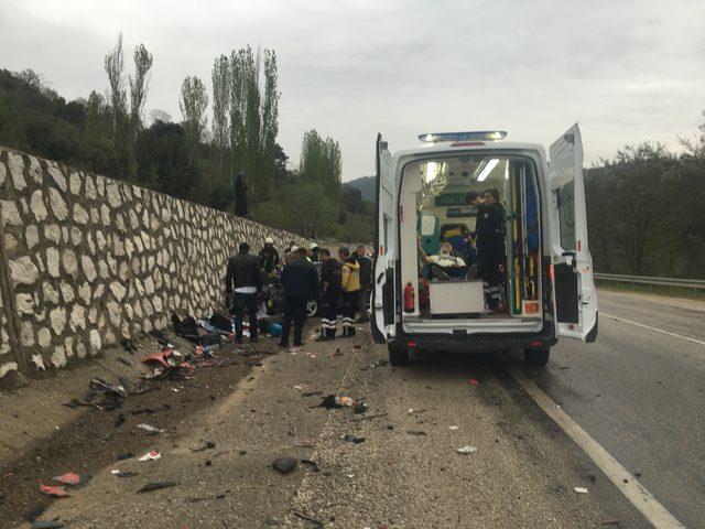 Isparta'da kamyon ile otomobil çarpıştı: 5 yaralı