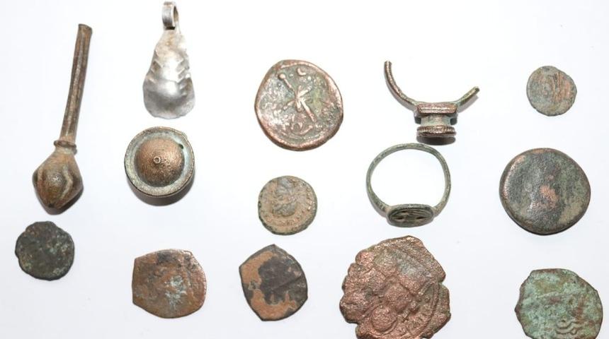 Polisin durdurduğu şahsın &uuml;zerinden 32 adet sikke &ccedil;ıktı