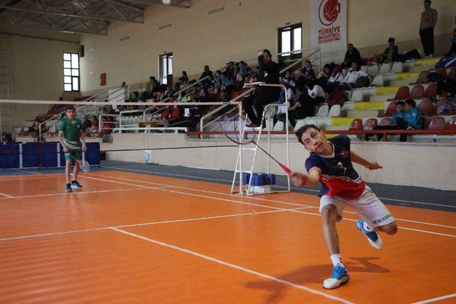 Badminton grup müsabakaları başladı