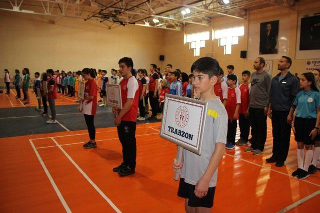 Badminton grup müsabakaları başladı