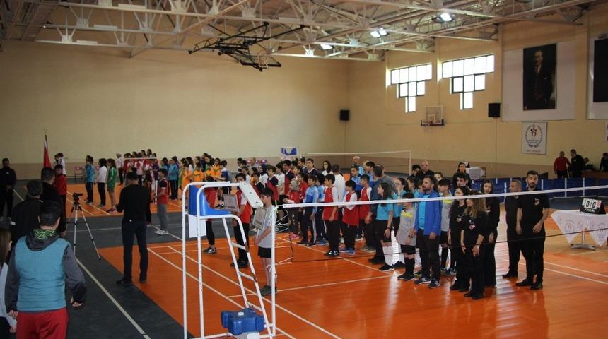Badminton grup m&uuml;sabakaları başladı