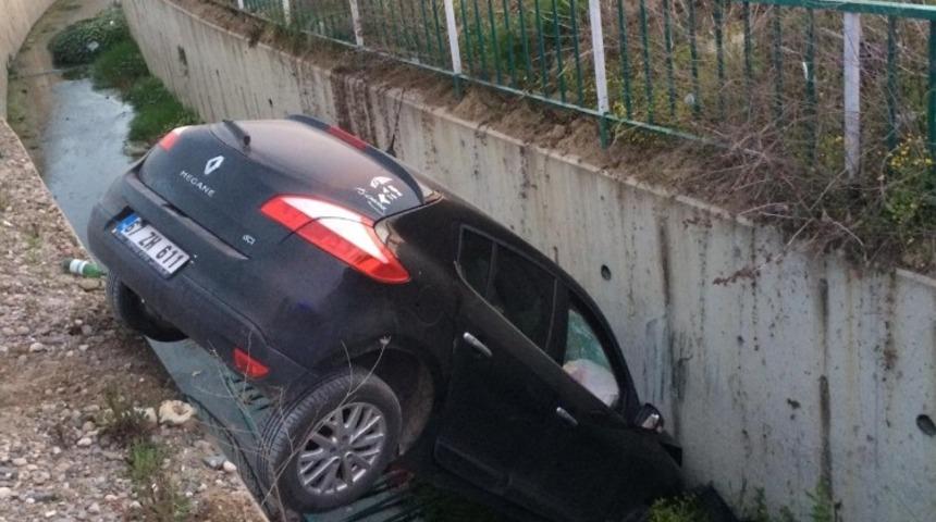 Kontrolden çıkan otomobil dere yatağını düştü