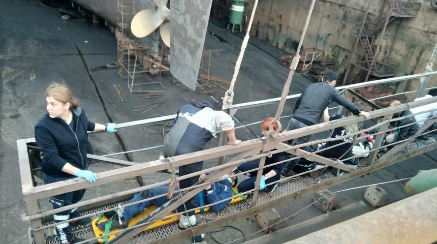 Tuzla'da bir tersanede iskele çöktü