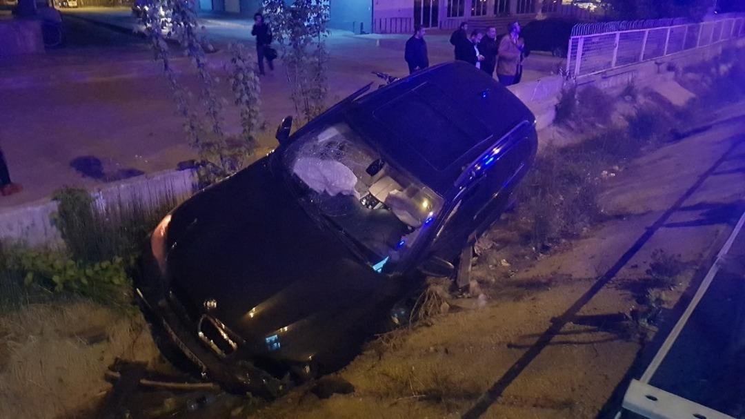 Kaza yapan ara&ccedil; bariyerin &uuml;zerinde s&uuml;reklenip su kanalına d&uuml;şt&uuml;