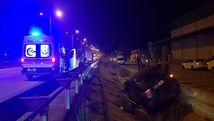 Kaza yapan araç bariyerin üzerinde süreklenip su kanalına düştü G2