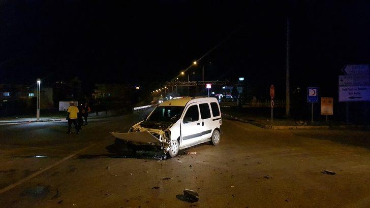 Kaza yapan araç bariyerin üzerinde süreklenip su kanalına düştü G4