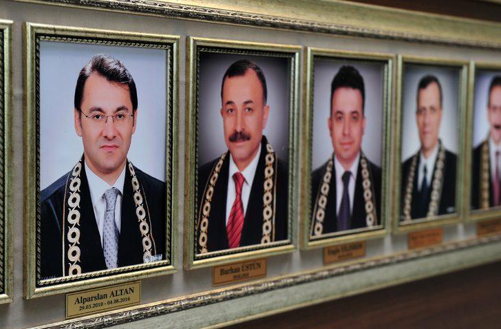 Anayasa Mahkemesi binasında skandal fotoğraflar!