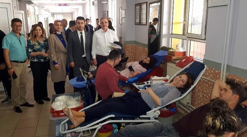 Liseli &ouml;ğrencilerden Kızılaya kan bağışı