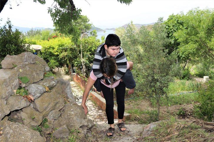 Yüzde 99 engelli Berat’ın annesi Sibel Selçuk: “Devlet büyüklerimizden yardım bekliyoruz” G1