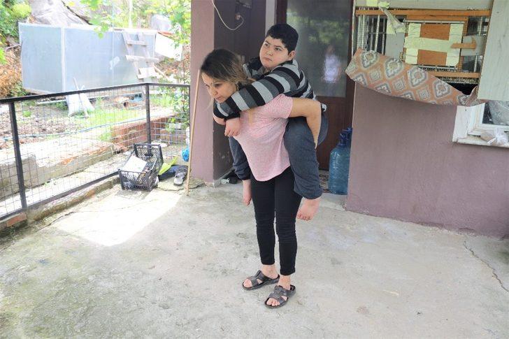 Yüzde 99 engelli Berat’ın annesi Sibel Selçuk: “Devlet büyüklerimizden yardım bekliyoruz” G3