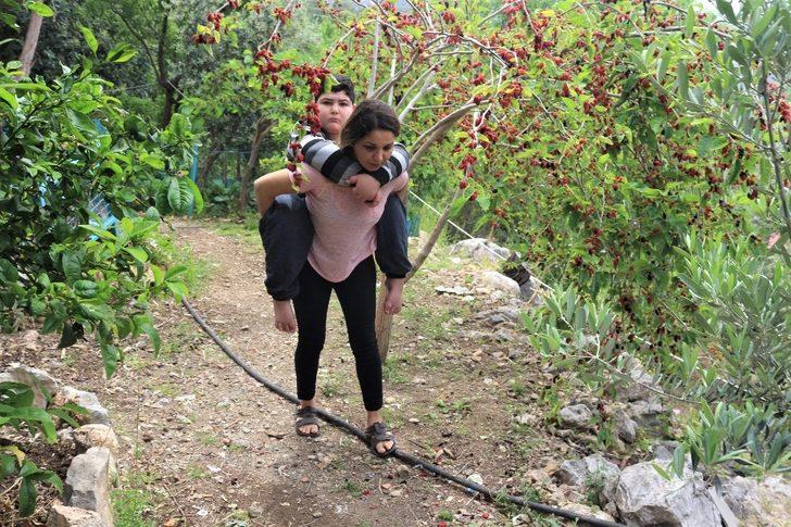 Yüzde 99 engelli Berat’ın annesi Sibel Selçuk: “Devlet büyüklerimizden yardım bekliyoruz” G5