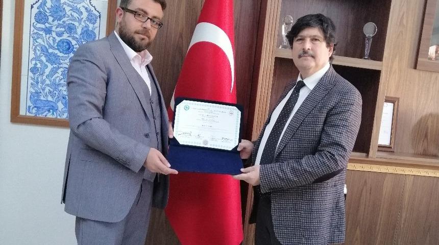 BE&Uuml; Rekt&ouml;r&uuml; Yardım ilk doktora mezununa diplomasını verdi