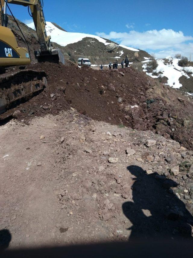 Yüksekova’da çöken yol onarıldı