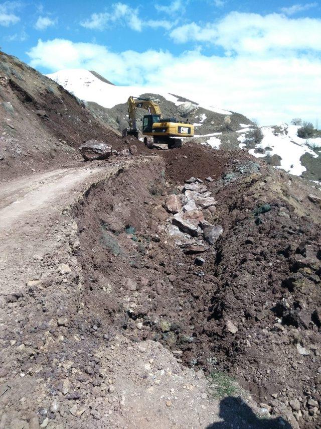 Yüksekova’da çöken yol onarıldı