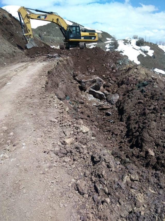 Yüksekova’da çöken yol onarıldı