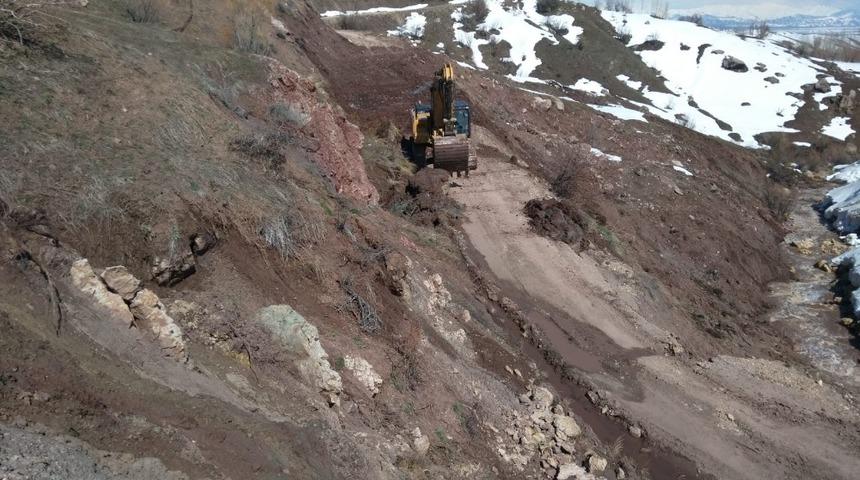Y&uuml;ksekova&rsquo;da &ccedil;&ouml;ken yol onarıldı
