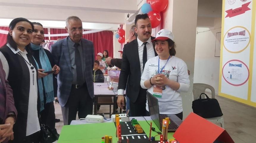 Uzunlu Cumhuriyet Ortaokulunda 4006 Bilim Fuarı