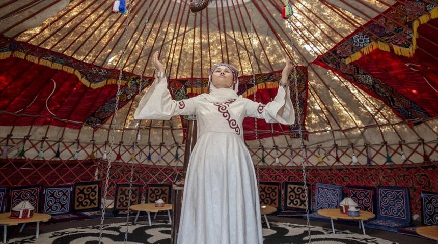 Kırgız Türkleri geleneklerini devam ettiriyor 