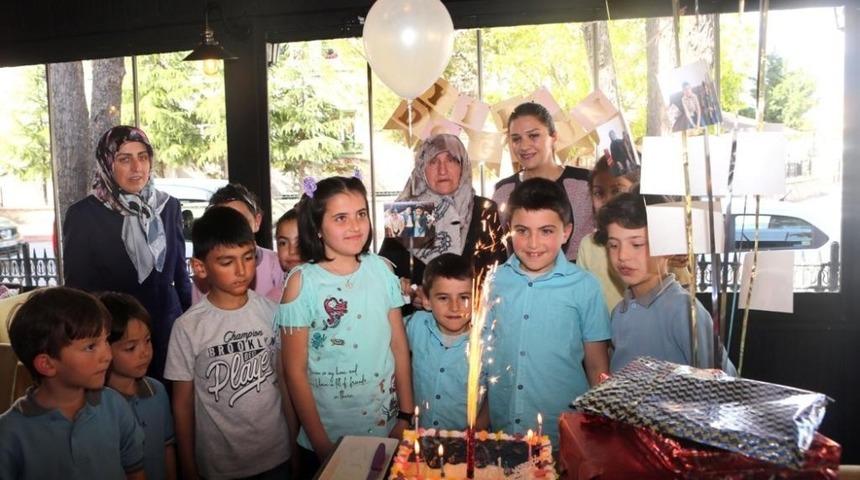 Babaanne ve torunlarına doğum günü sürprizi