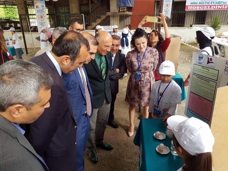 Köy okulunda açılan ilk bilim fuarı beğeni topladı G3