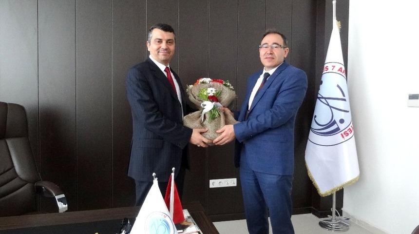 Fen Edebiyat Fak&uuml;ltesi Dekanlığında devir teslim yapıldı