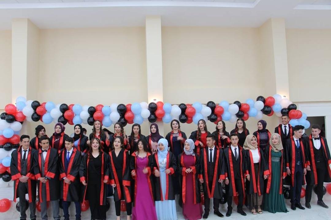 Lise son sınıf  &ouml;ğrencileri i&ccedil;in mezuniyet t&ouml;reni