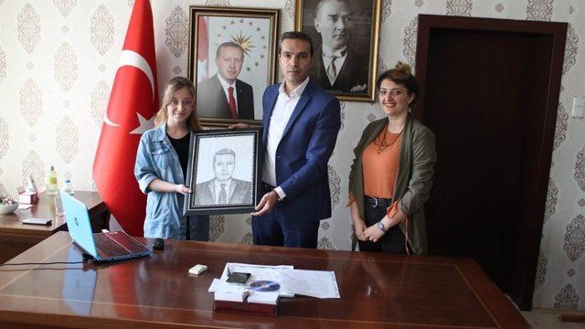 Lise öğrencisinin karakalem portre çalışmasında büyük başarısı