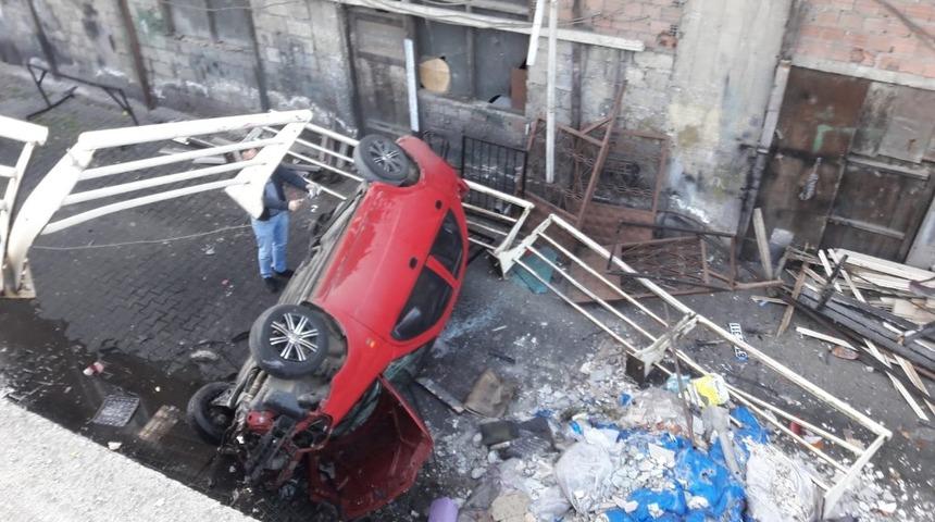 Direksiyon hakimiyetini kaybetti;  zemine d&uuml;şt&uuml;