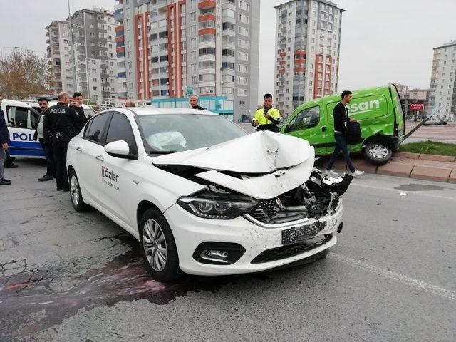 Otomobiller çarpıştı: 3 yaralı