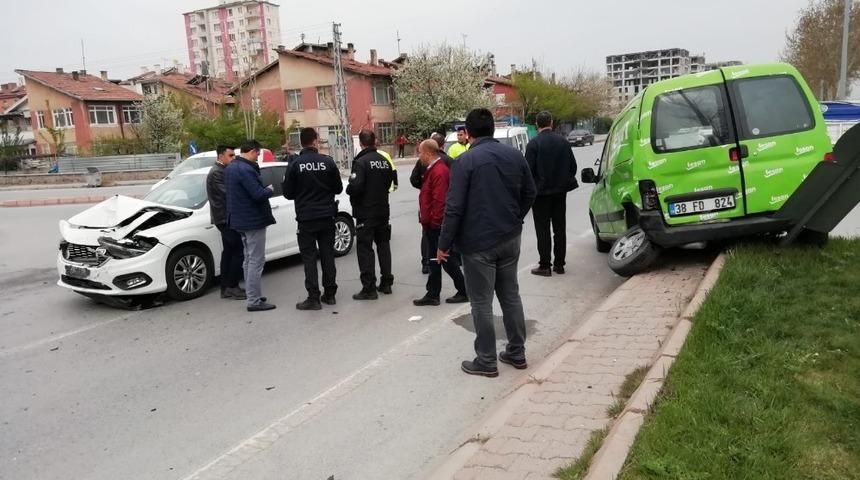 Otomobiller &ccedil;arpıştı: 3 yaralı