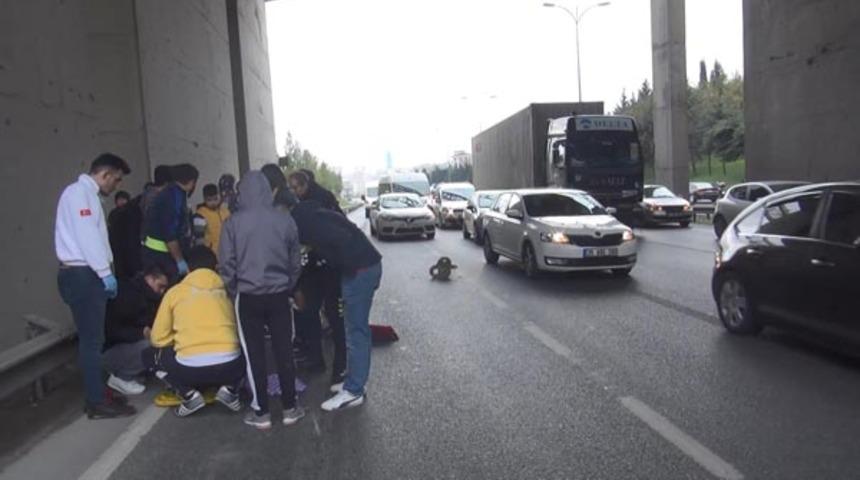 Ön tekeri kaldırdı, arkadaşı düşünce... Görenler şoke oldu! 