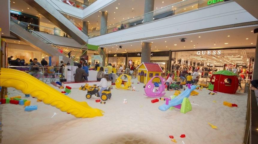 Minikler, kum havuzunda çok mutlu