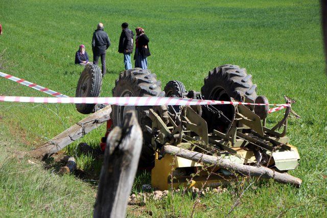 Devrilen traktörün sürücüsü öldü, yakınları sinir krizi geçirdi